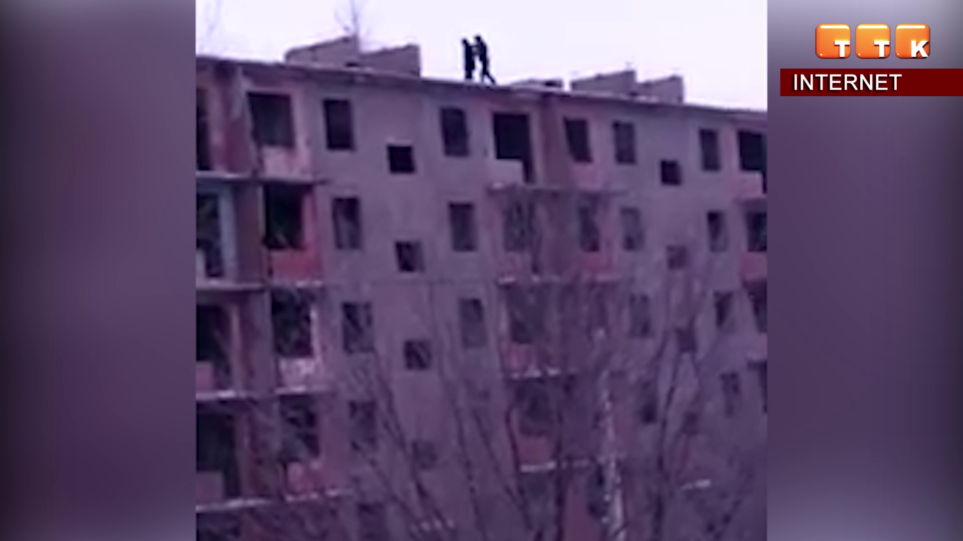 Житель Актау, сидевший на краю высотки, стал героем видеоролика в Интернете