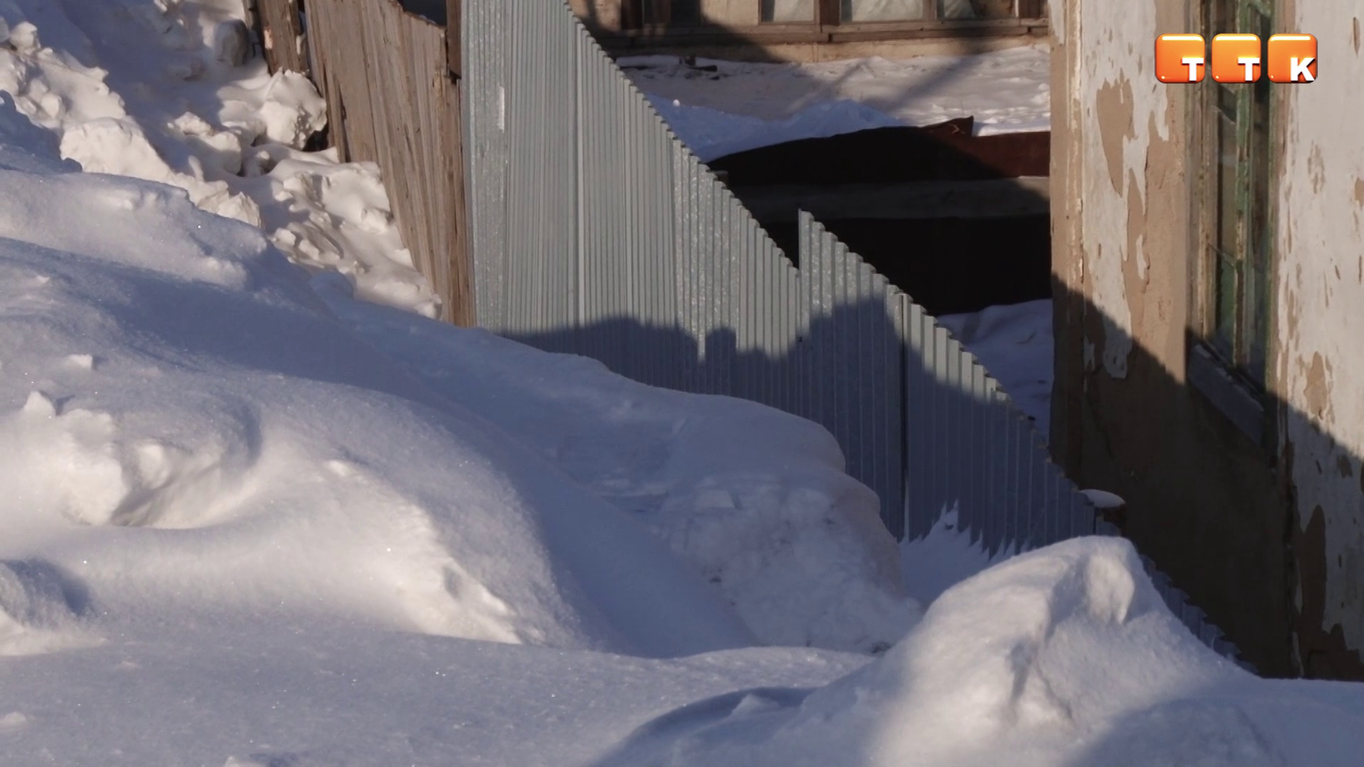 Жители десятка частных домов оказались в снежном плену
