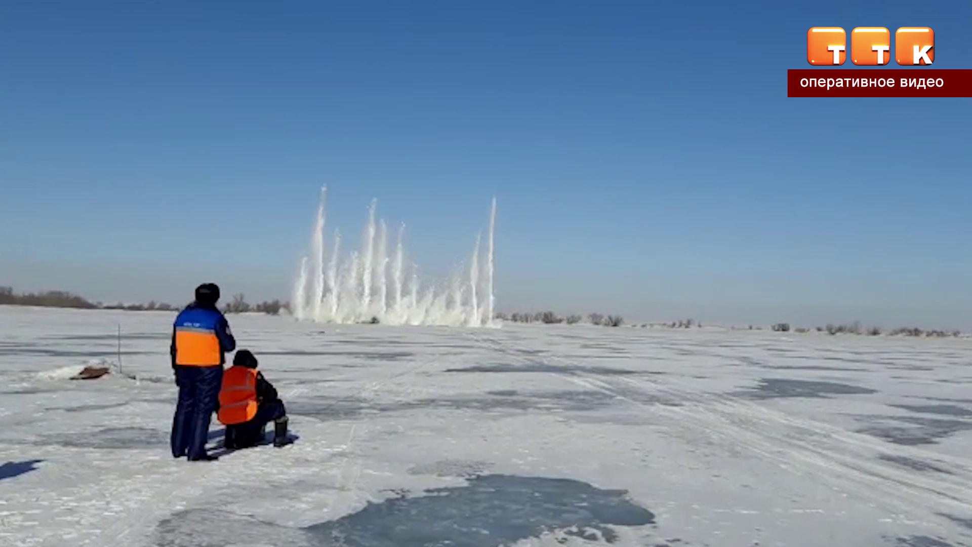 Спасатели взрывают лёд в устье Нуры