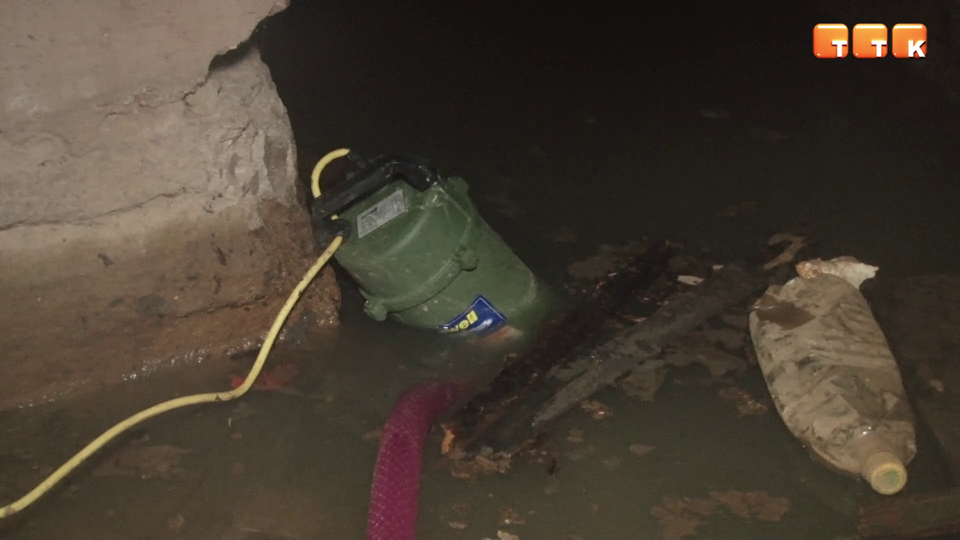 Канализационной водой затопило подвалы нескольких домов и один магазин