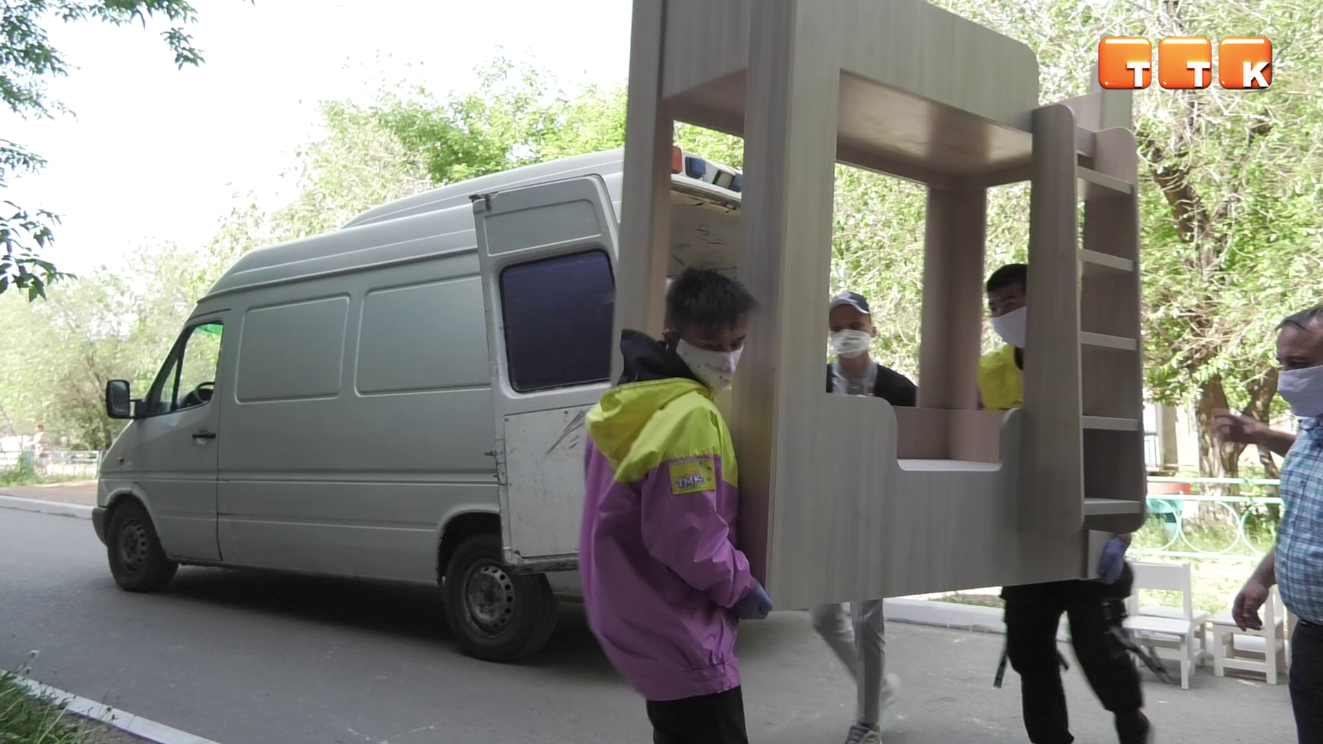 В Темиртау 14-ти многодетным семьям подарили детские кровати
