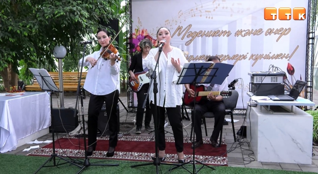 С праздником, работники культуры!